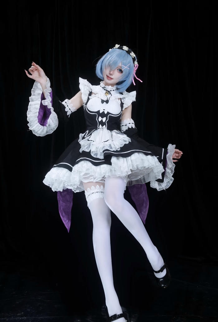 Hình Rem cosplay khung nền tối nổi bật nhân vật