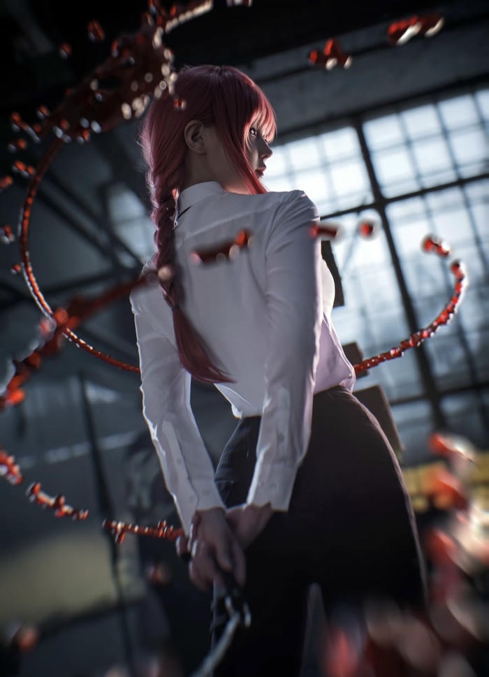 Hình ảnh Makima cosplay ánh mắt tập trung mạnh mẽ