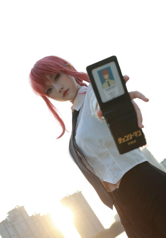Hình ảnh Makima cosplay ánh sáng tương phản mạnh