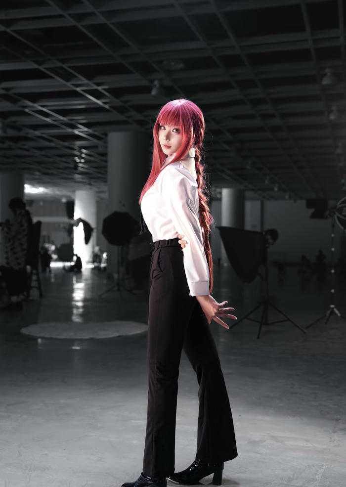 Hình ảnh Makima cosplay diện trang phục công sở