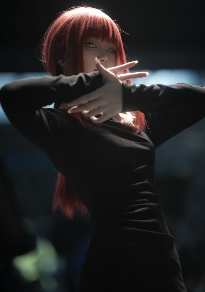 Hình ảnh Makima cosplay đôi mắt vàng nổi bật