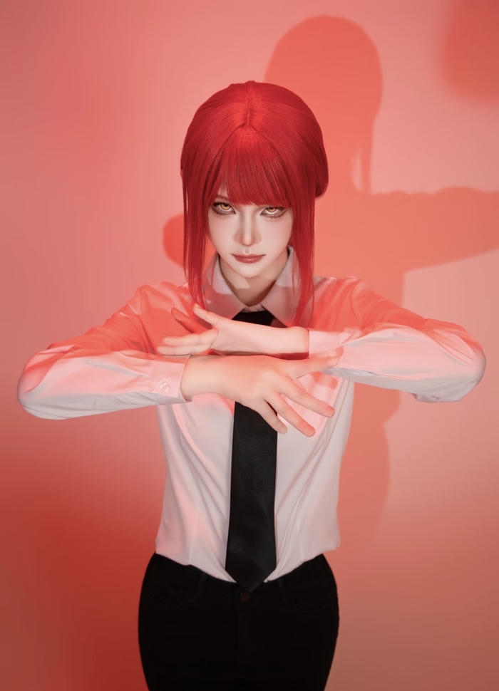 Hình ảnh Makima cosplay không gian ánh đèn mờ ảo