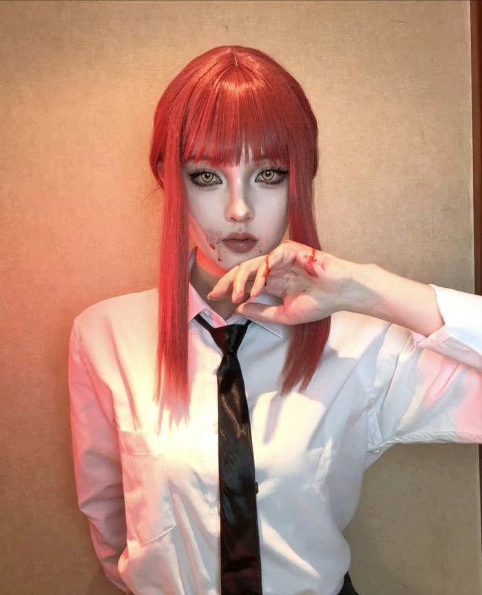 Hình ảnh Makima cosplay phong cách lãnh đạo nổi bật