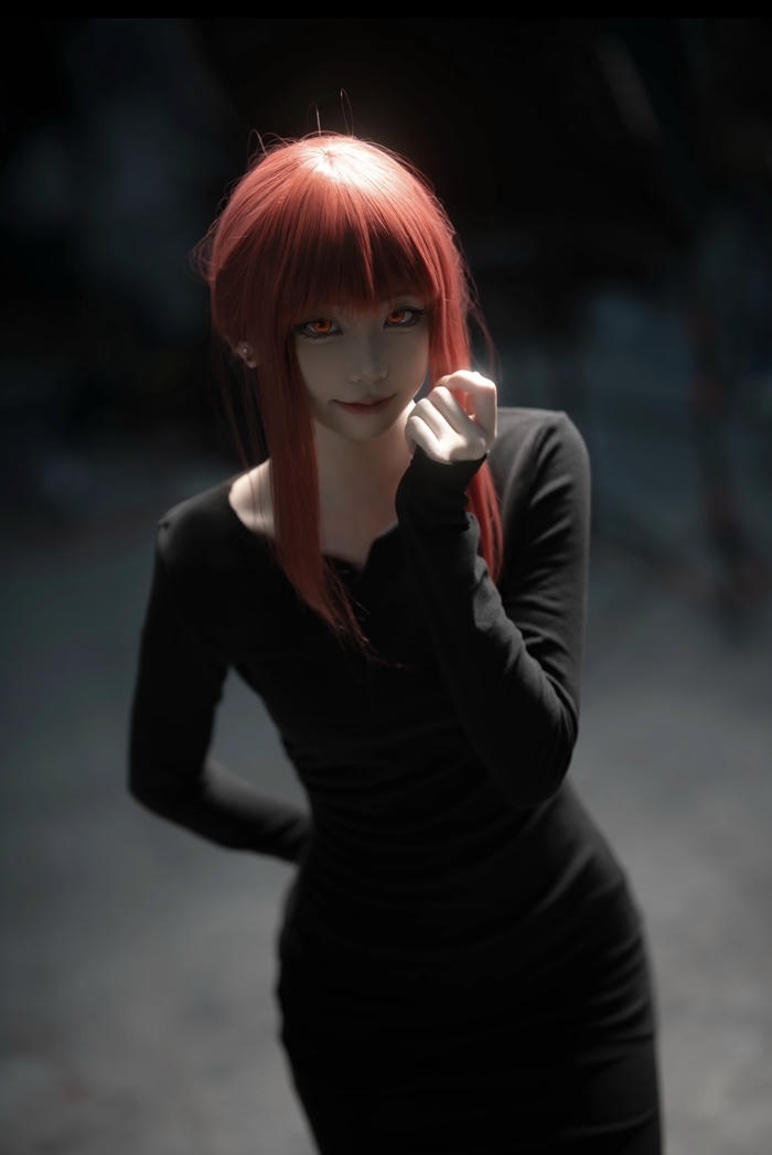 Hình ảnh Makima cosplay sơ mi ôm dáng thanh lịch