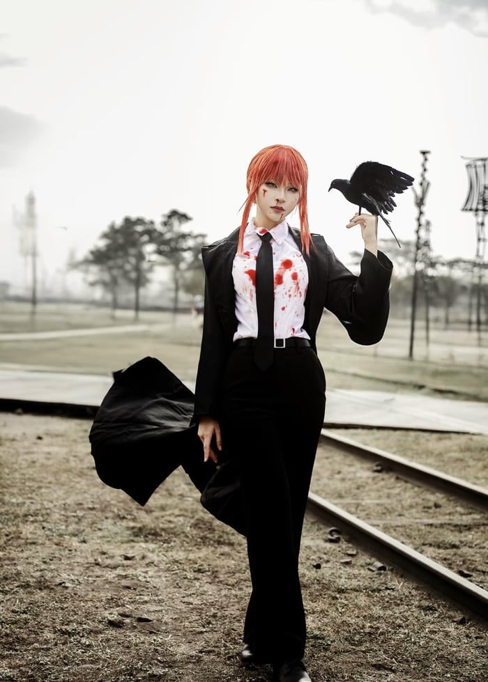 Hình ảnh Makima cosplay tư thế tự tin bản lĩnh