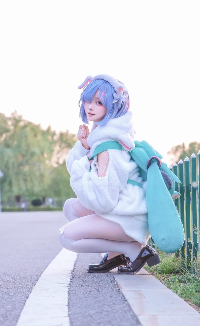 Hình ảnh Rem cosplay ánh nhìn dịu êm