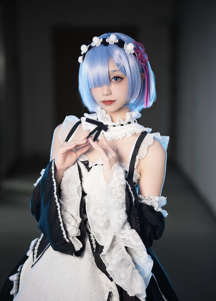 Hình ảnh Rem cosplay đôi tay đặt trước ngực