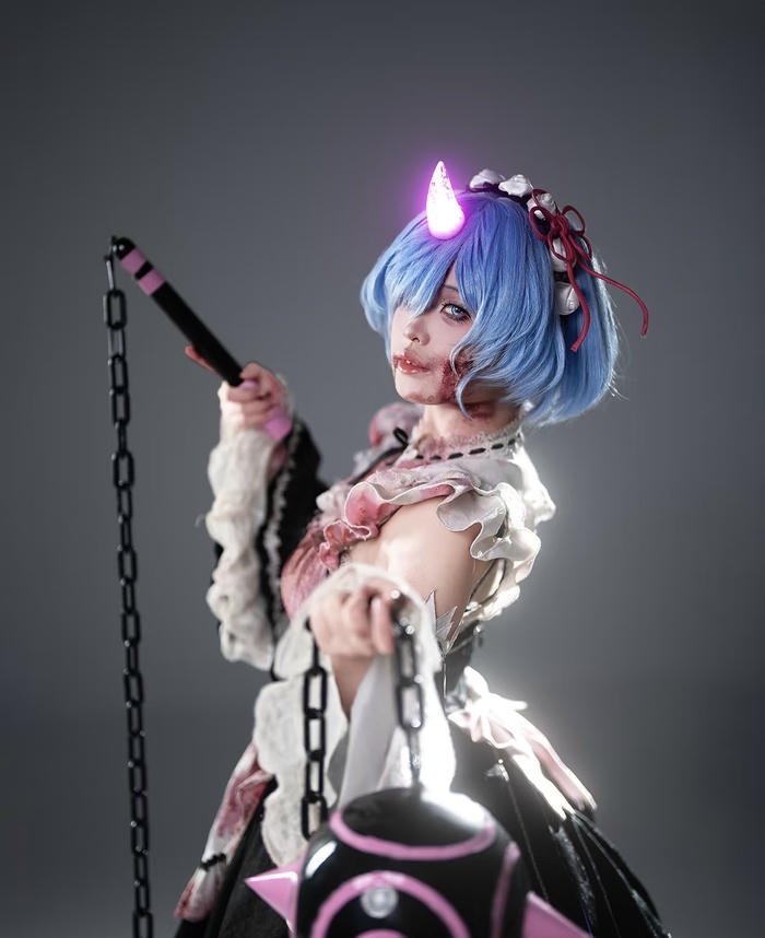 Hình ảnh Rem cosplay góc chụp nghiêng nghệ thuật