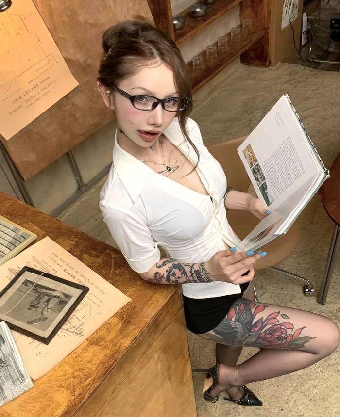 Hình ảnh gái văn phòng áo cổ V gợi nét nữ tính