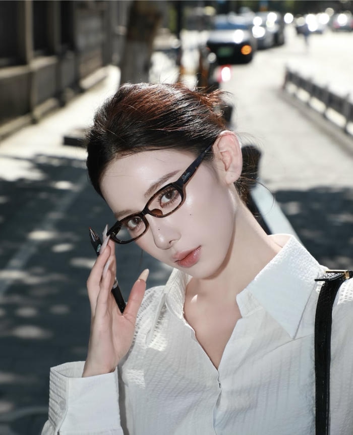 Hình ảnh gái văn phòng cổ áo khoét nhẹ tinh xảo