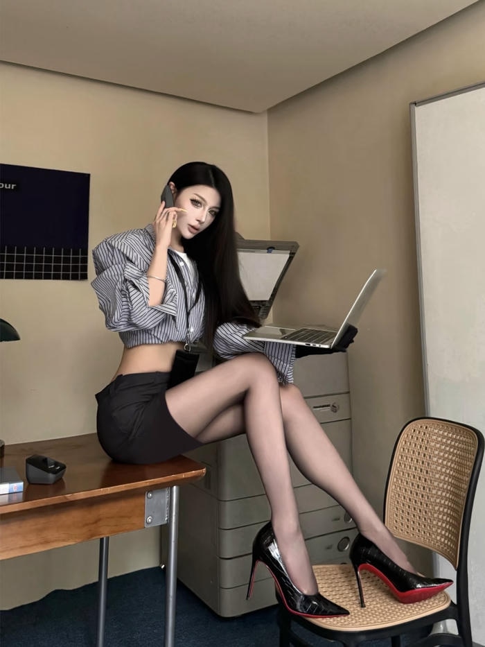 Hình ảnh gái văn phòng gót giày cao thanh thoát