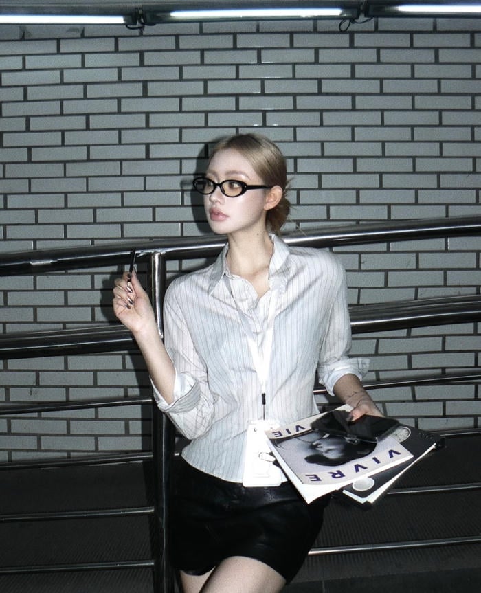 Hình ảnh gái văn phòng váy xẻ tinh tế thu hút