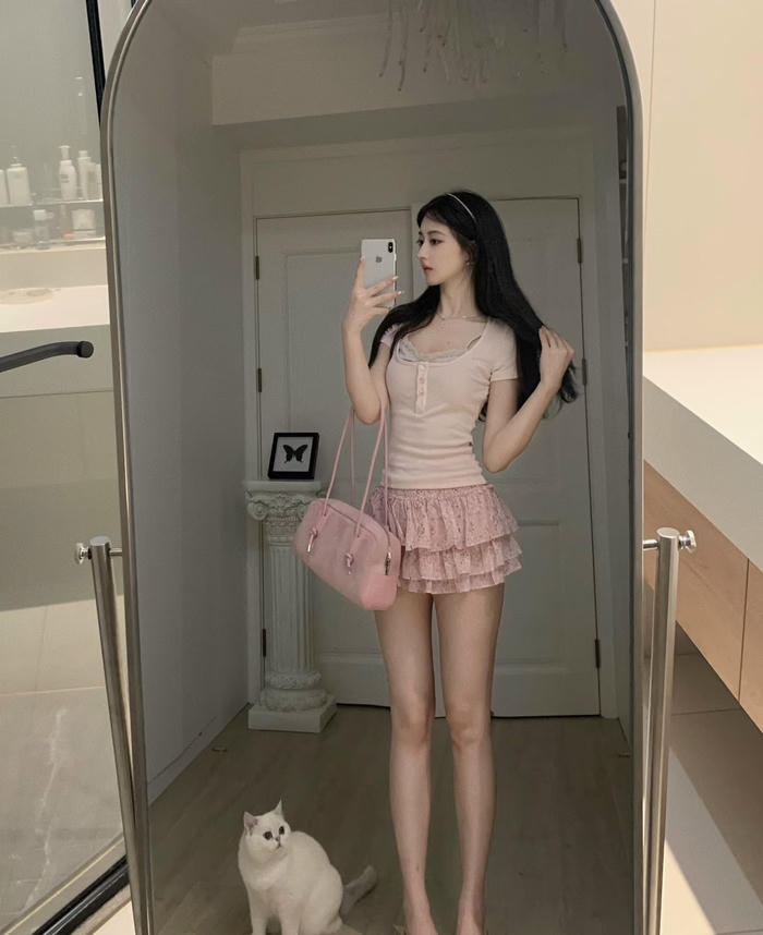 Hình ảnh gái xinh mặc pinky chân váy xòe thướt tha