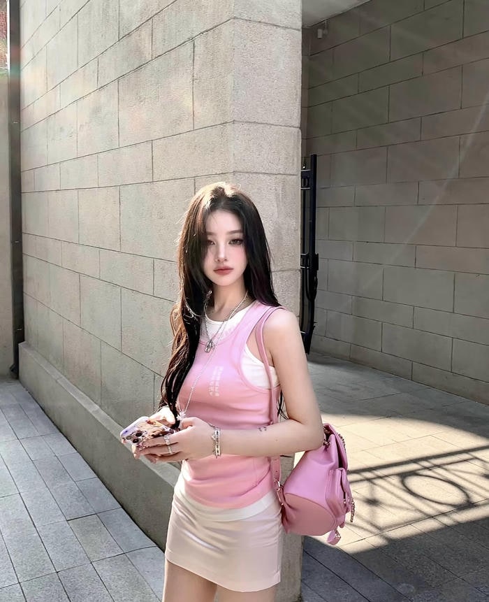 Hình ảnh gái xinh mặc pinky phối túi xách xinh xắn