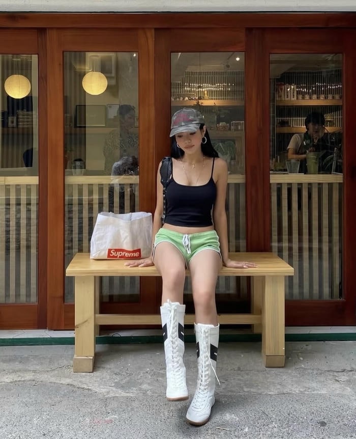 Hình ảnh gái xinh mặc quần ngắn dáng ngồi tự nhiên