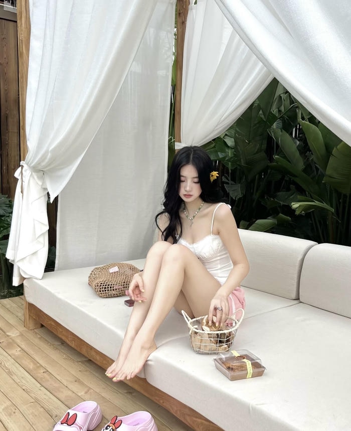 Hình ảnh gái xinh mặc quần ngắn kết hợp áo corset nhẹ