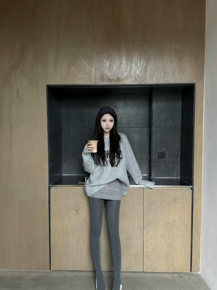 Hình ảnh gái xinh mặc quần tất giữa khung cảnh mùa đông