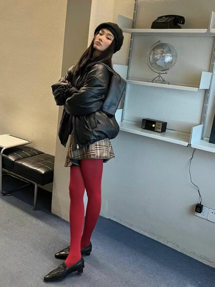 Hình ảnh gái xinh mặc quần tất phối áo cardigan mềm mại