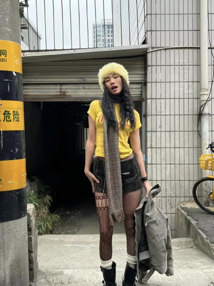 Hình ảnh gái xinh mặc quần tất phối boots cao cổ