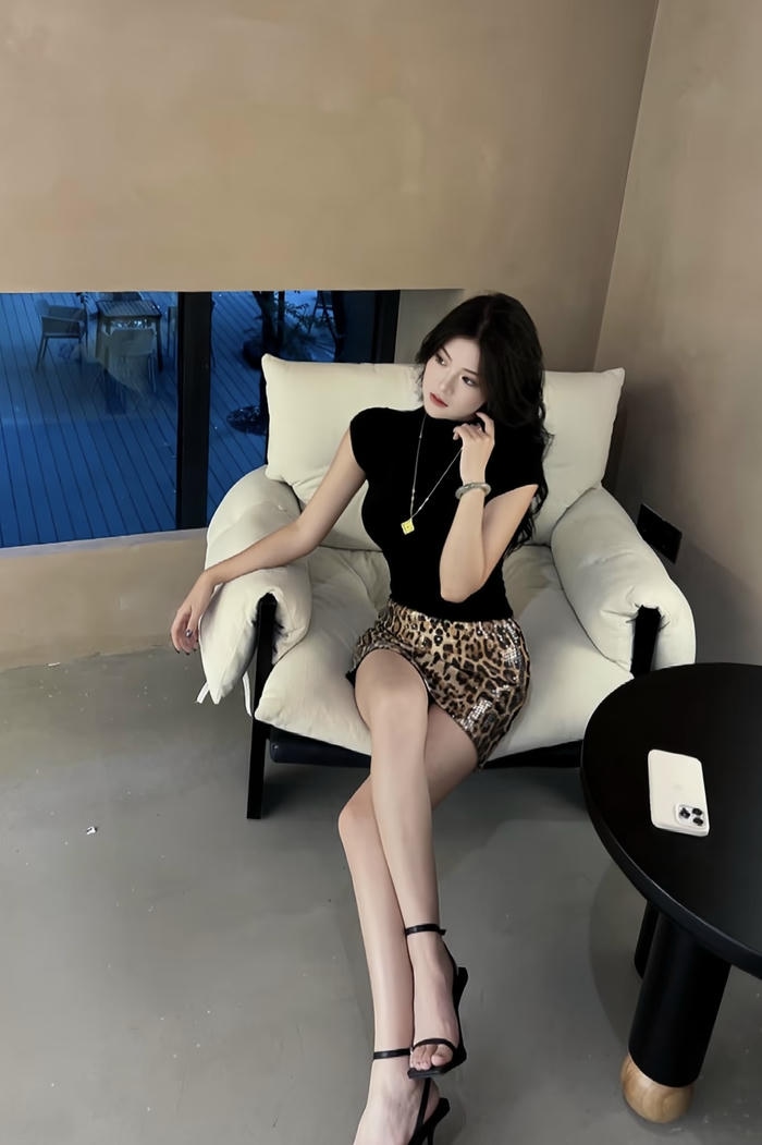 Hình ảnh gái xinh mặc váy ngắn chất liệu da bóng