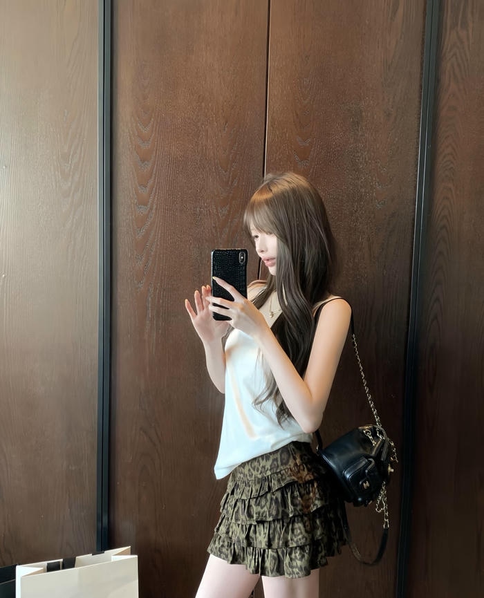 Hình ảnh gái xinh mặc váy ngắn thiết kế lưng cao