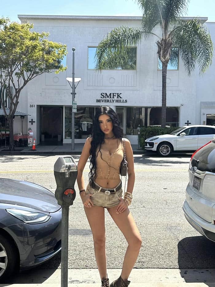 Hình ảnh gái xinh nóng bỏng bước đi đầy tự tin