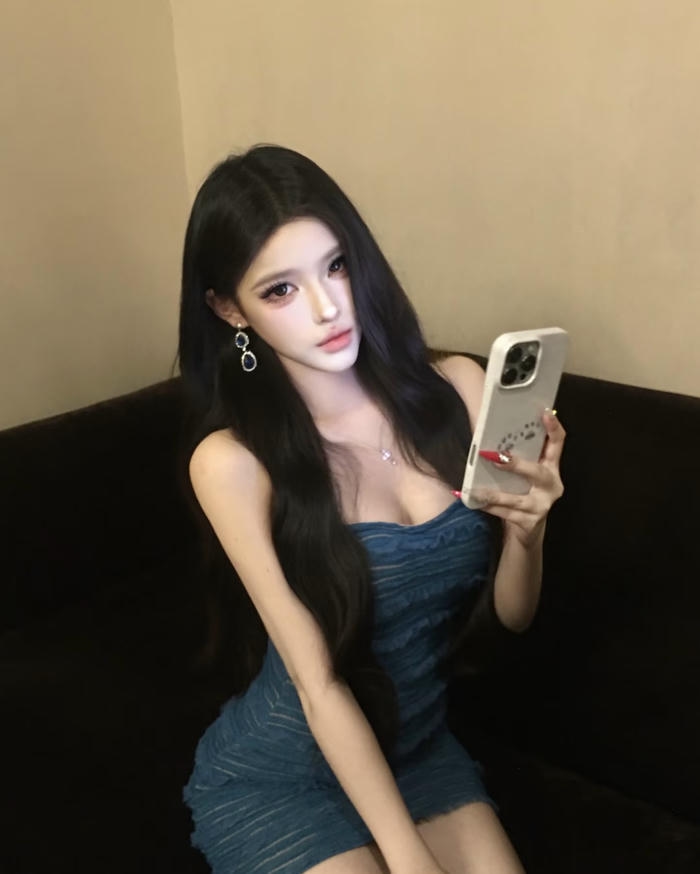 Hình ảnh gái xinh nóng bỏng mái tóc buông dài quyến luyến