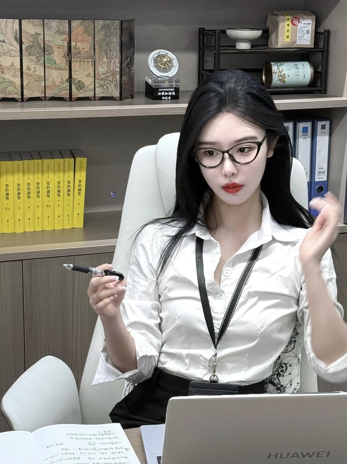 Hình gái văn phòng chuyển động khẽ đầy quyến rũ