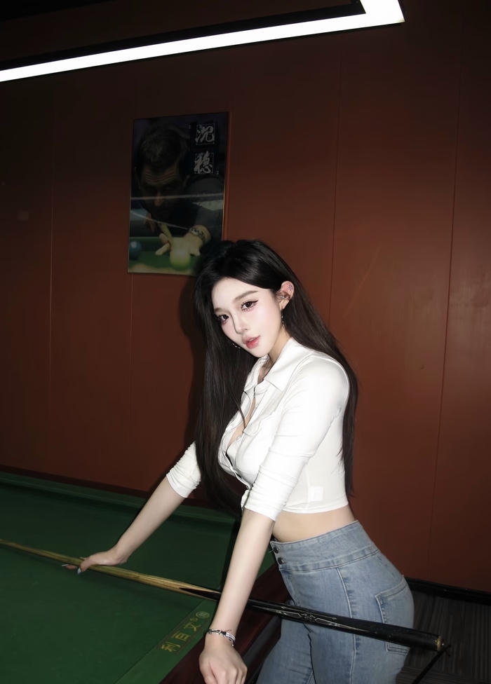 Hình gái xinh gợi cảm ánh nhìn dịu êm nhưng đầy lực