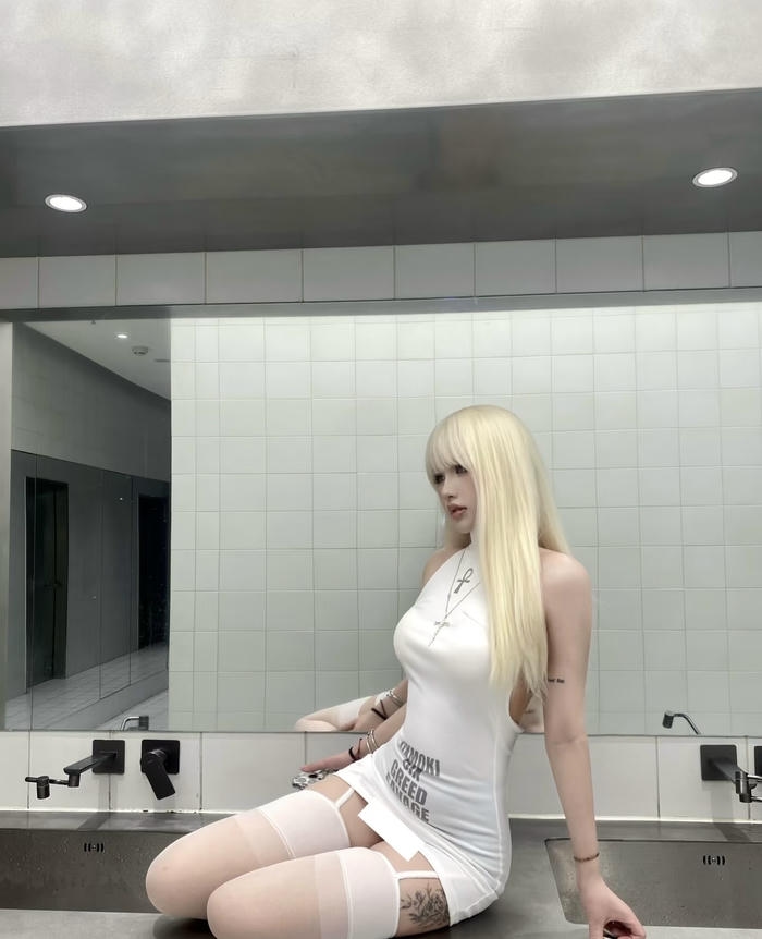 Hình gái xinh gợi cảm tạo dáng cạnh khung gương lớn