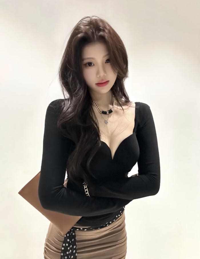 Hình gái xinh mặc đồ bó sát thần sắc trưởng thành