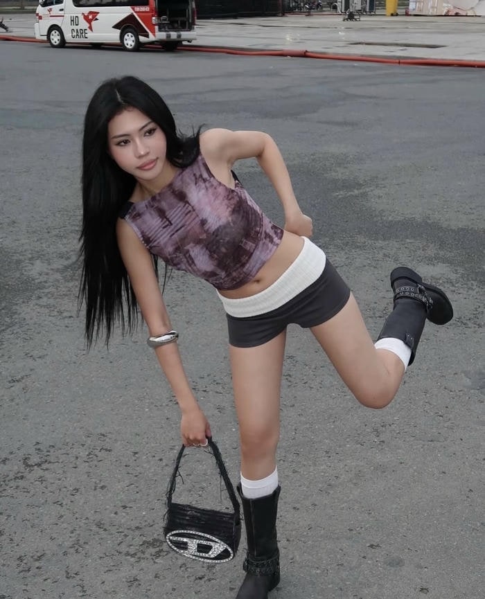 Hình gái xinh mặc quần ngắn bước trên phố đông