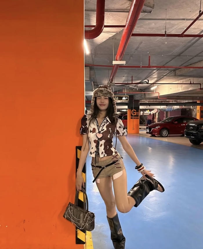 Hình gái xinh mặc quần ngắn giữa không gian tầng hầm