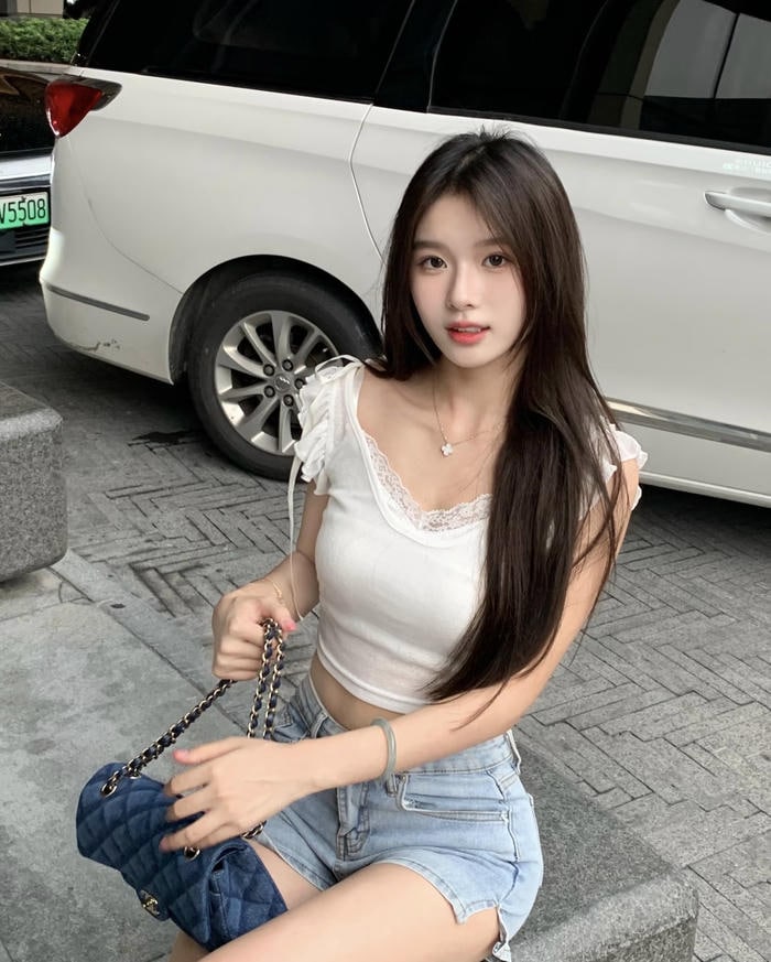 Hình gái xinh mặc quần ngắn kết hợp áo ren dịu dàng