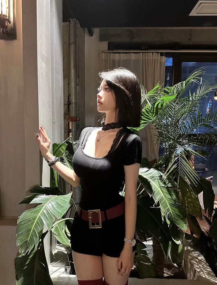 Hình gái xinh mặc quần ngắn phối áo cổ vuông nữ tính