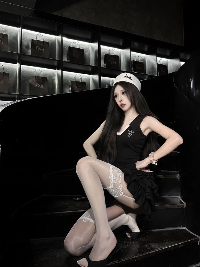 Hình gái xinh mặc quần tất kết hợp phụ kiện tinh tế