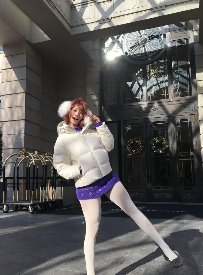 Hình gái xinh mặc quần tất phối áo khoác dáng dài