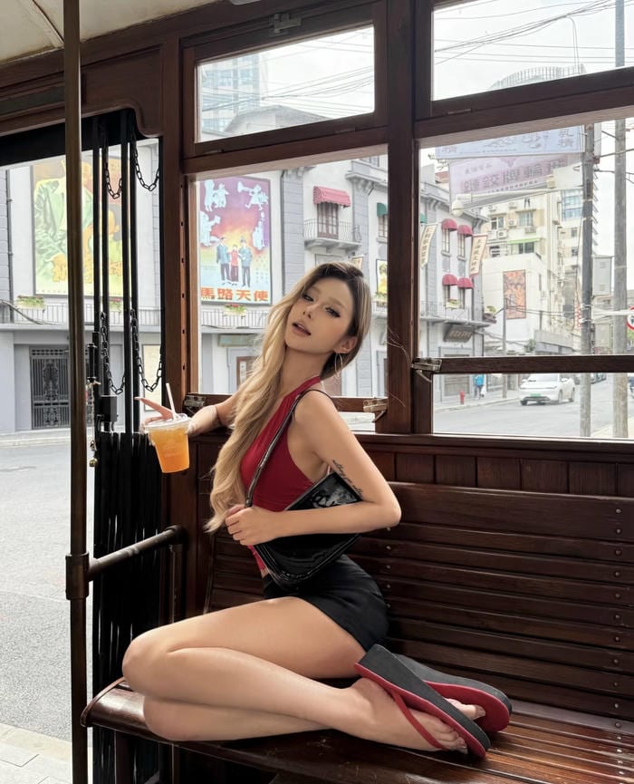 Hình gái xinh nóng bỏng diện bodysuit nổi bật cá tính