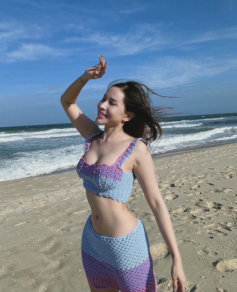 Khả Như bikini nhan sắc rạng rỡ cuốn hút