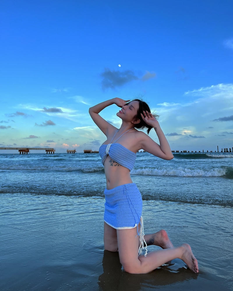 Khả Như bikini phong cách quyến rũ hiện đại