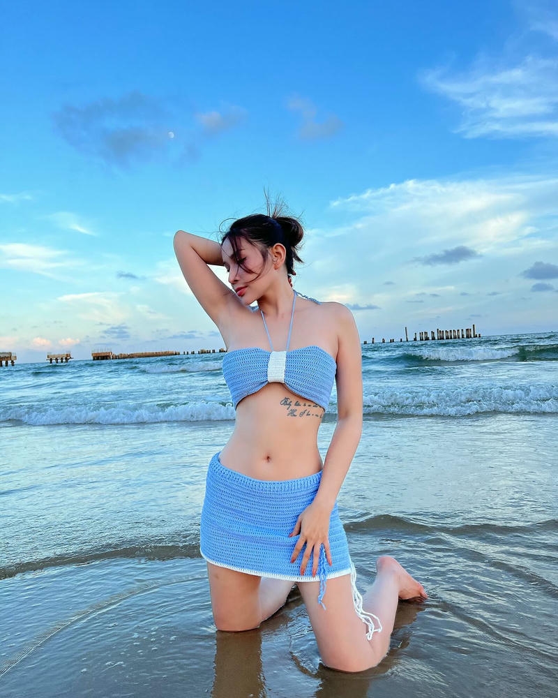 Khả Như bikini phong cách trẻ trung năng động