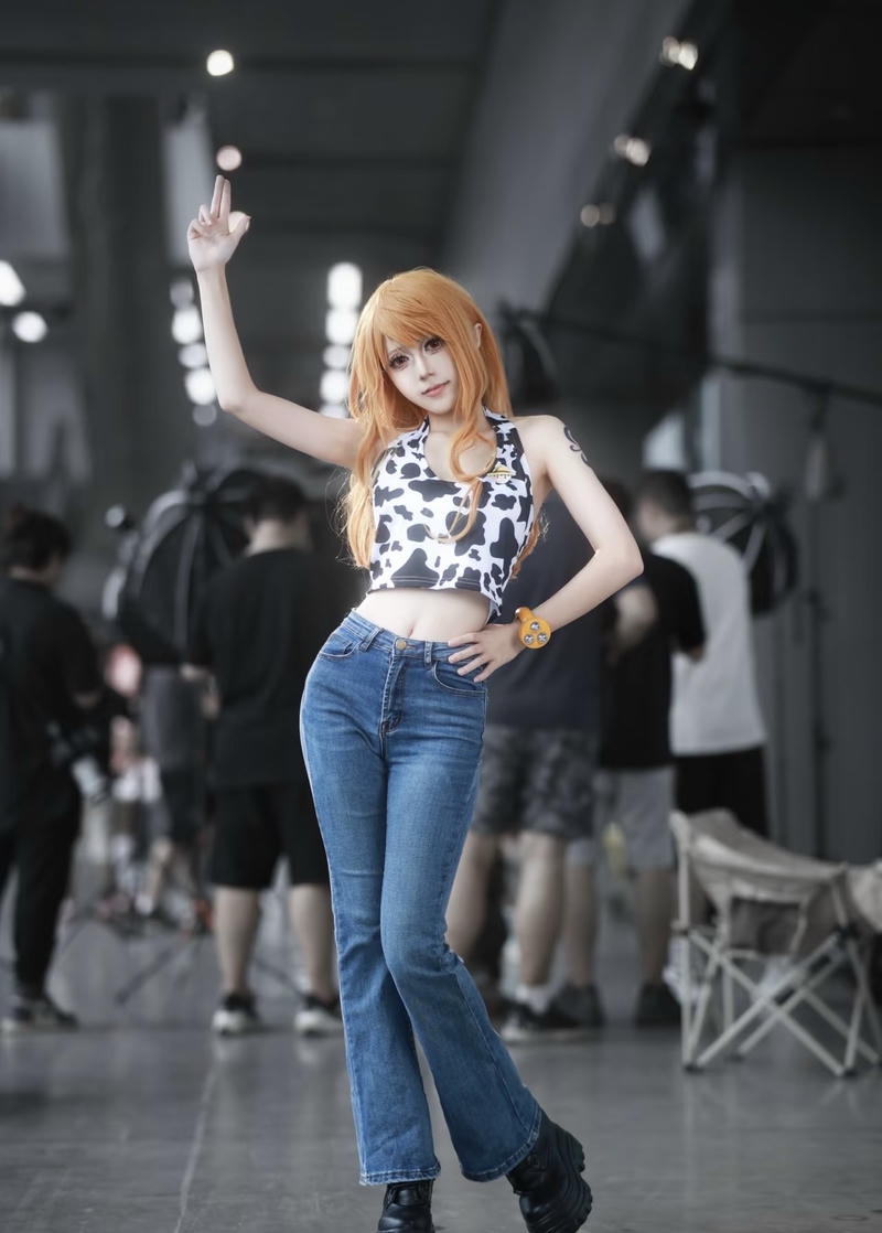 Trang phục phiêu lưu gợi hình ảnh hoa tiêu Nami