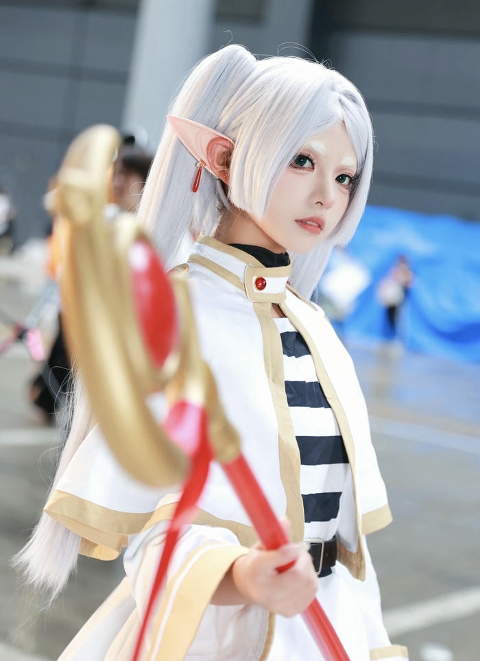 ảnh cosplay Frieren áo choàng trắng