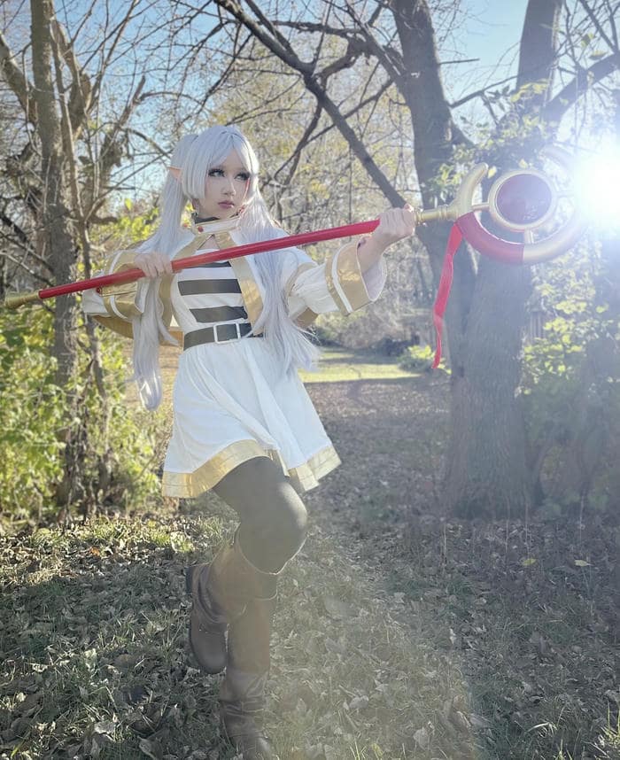 ảnh cosplay Frieren dây thắt lưng nâu