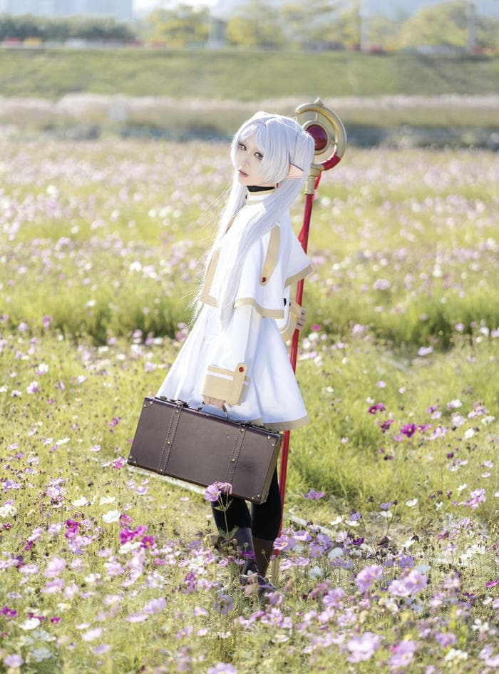 ảnh cosplay Frieren đứng giữa đồng cỏ