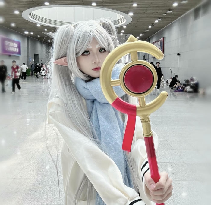 ảnh cosplay Frieren tay giữ trượng