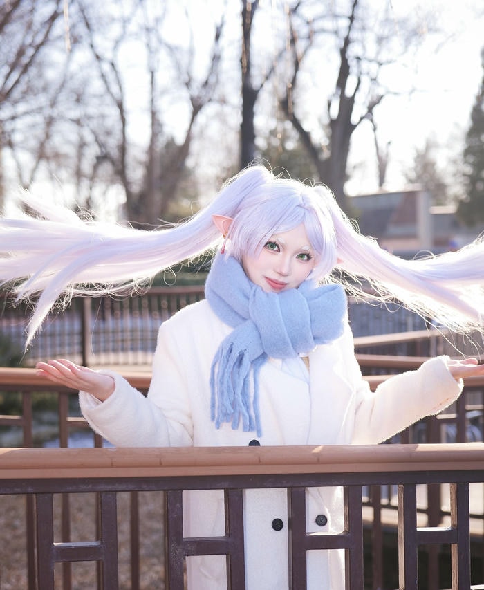 ảnh cosplay Frieren tóc bạc nổi