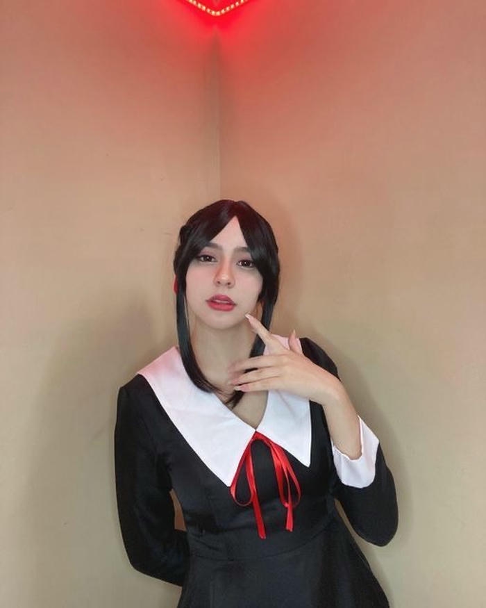 ảnh cosplay Kaguya bóng đổ nhẹ
