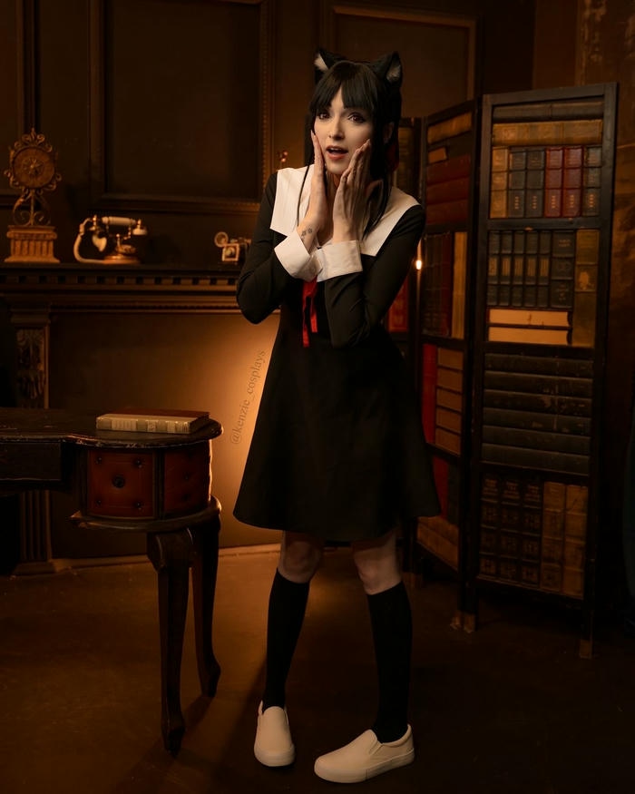ảnh cosplay Kaguya đứng trong lớp