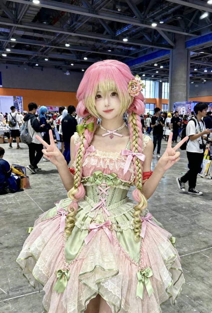 ảnh cosplay Mitsuri áo choàng trắng dài